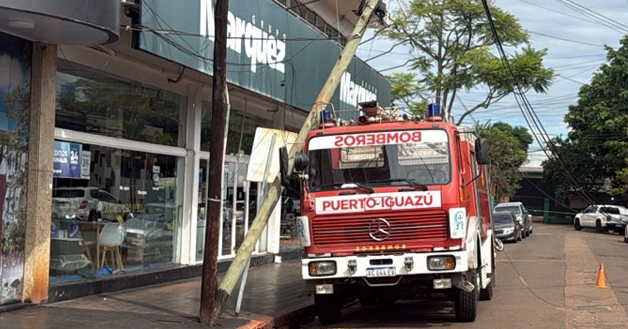 Un camión provocó la caída de un poste sobre un móvil de bomberos