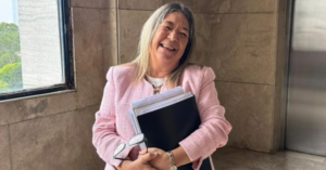 La escribana declaró que Manuel Adorni compró su departamento en 12 cuotas sin interés