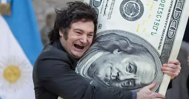 Milei con dolares
